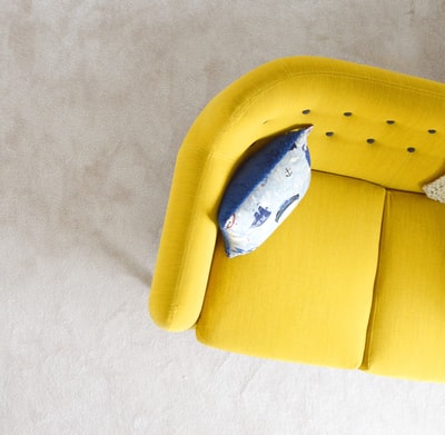 黄色织物沙发抱枕